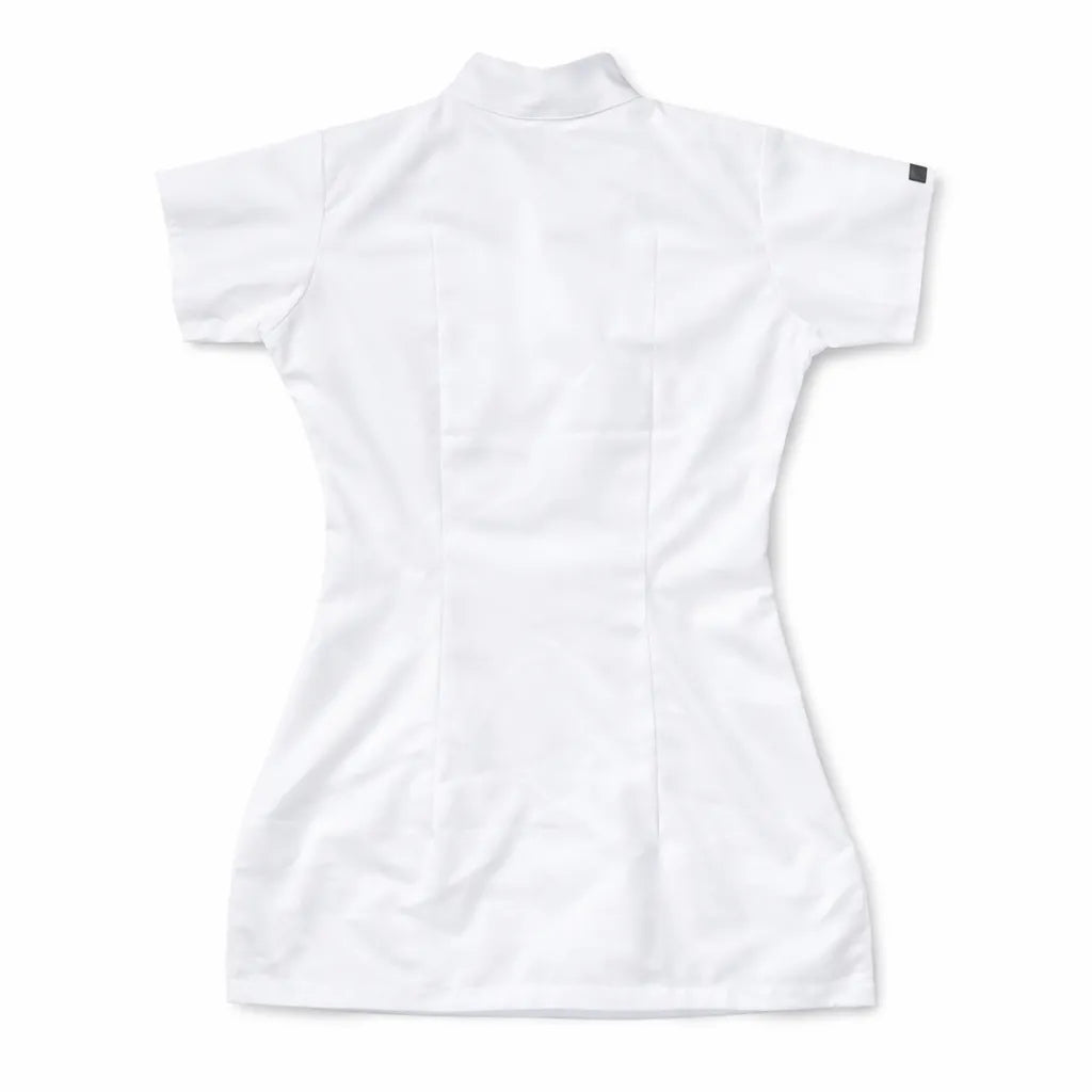 Casaca AK'AB blanca vista posterior, uniforme de enfermería mujer espalda completa manga corta blanco