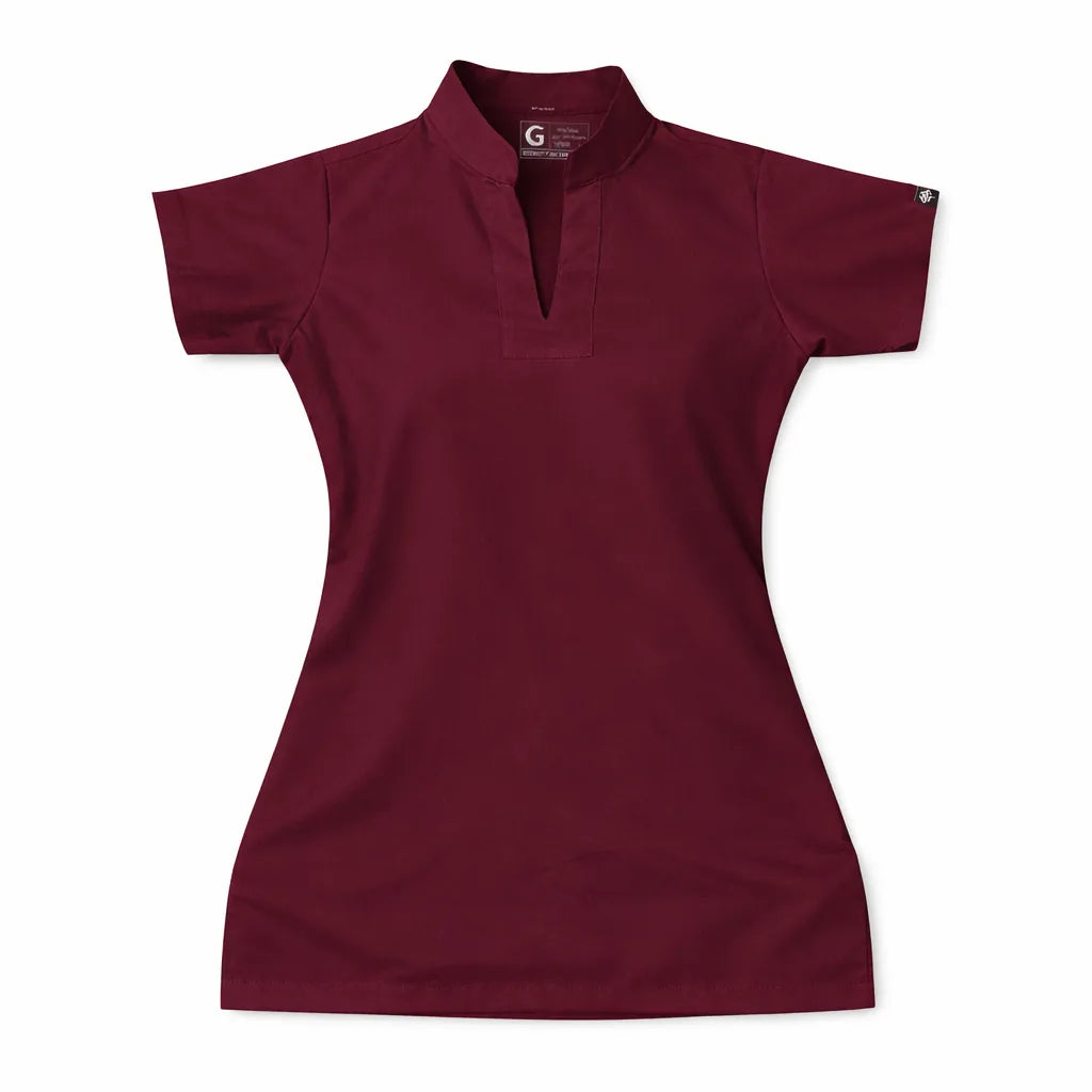 Casaca AK'AB guinda vista frontal, uniforme clínico mujer cuello mao manga corta, ropa médica color guinda