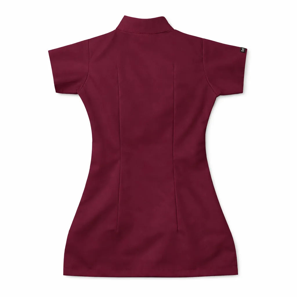 Casaca AK'AB guinda vista posterior, uniforme de enfermería mujer espalda completa manga corta guinda