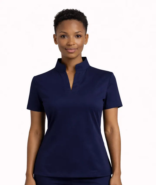 Casaca médica AK'AB azul marino, modelo femenino con uniforme de enfermería cuello mao manga corta azul