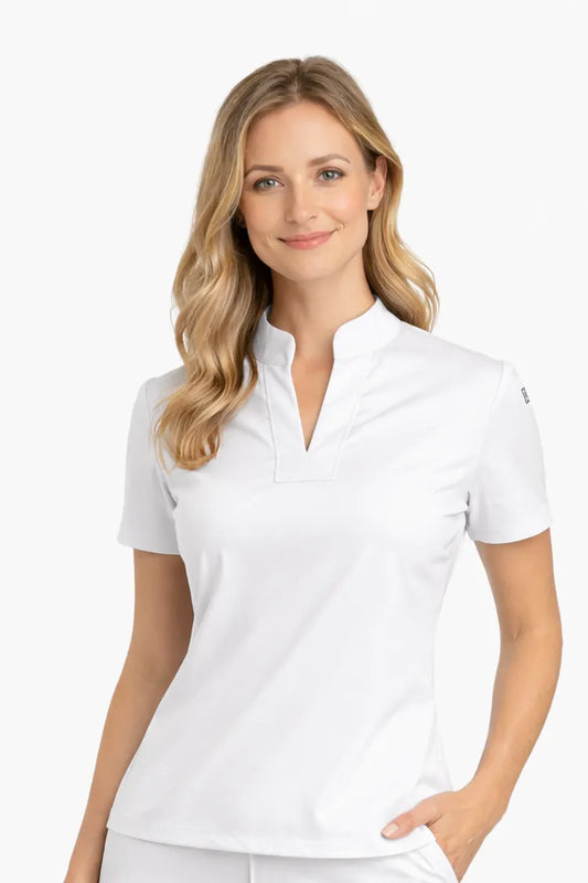 Casaca médica AK'AB color blanco, modelo femenino con uniforme de enfermería cuello mao manga corta