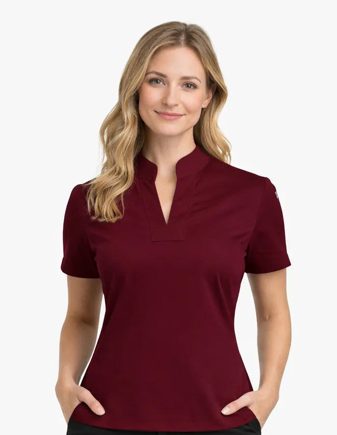 Casaca médica AK'AB color guinda, modelo femenino con uniforme de enfermería cuello mao manga corta guinda