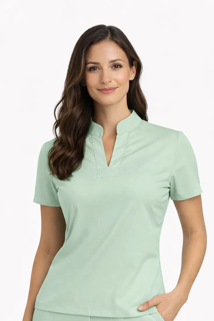 Casaca médica AK'AB color menta, modelo femenino con uniforme de enfermería cuello mao manga corta menta