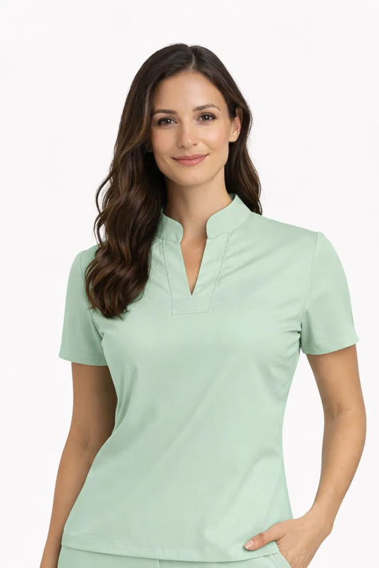 Casaca médica AK'AB color menta, modelo femenino con uniforme de enfermería cuello mao manga corta menta