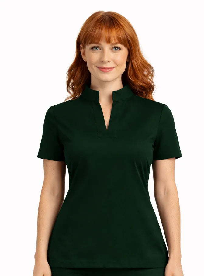 Casaca médica AK'AB verde bandera, modelo femenino con uniforme de enfermería cuello mao manga corta verde