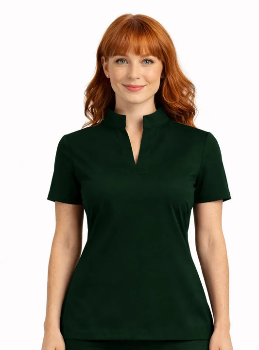 Casaca médica AK'AB verde bandera, modelo femenino con uniforme de enfermería cuello mao manga corta verde