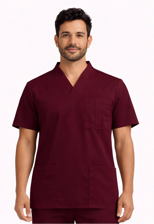 Casaca médica K'IIN color guinda, modelo masculino con uniforme de enfermería cuello en V manga corta bolsillo guinda